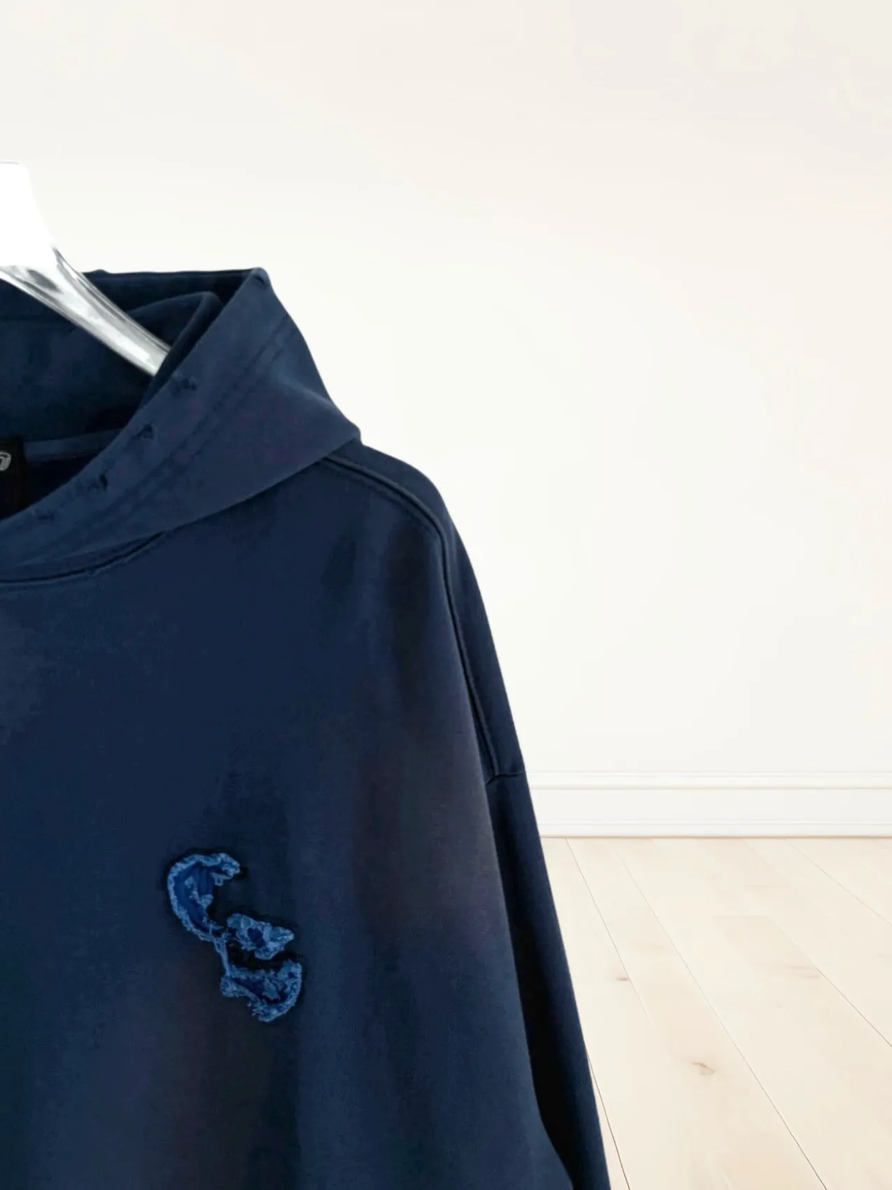 P340 [Higher version] Chrome Hearts*Chrome heart patch embroidered horseshoe logo‼ ️Hooded Sweatshirt®* is made of 430g pure cotton sweatshirt fabric with double yarns. The fabric is woven with double yarns and twisted together. The strength is 40% higher than that of a single yarn, forming a three-dimensional texture similar to the texture of tripe. It not only maintains the moisture absorption and breathability of pure cotton, but also achieves "softness but not collapse" through double yarn thickening. The whole strip is scanned and sprayed with technology. Through the washing process, the local area will have a natural fading effect, and the os version will have a relatively lazy and loose feeling * Laser burnt appliqué ➕ Frayed process: micro patch on the chest, large logo horseshoe pattern on the back, heavy laser burnt three-dimensional appliqué pattern design, washed and frayed, and the overall garment will show a lazy style. *Whether it is daily outings or sports and fitness, you can show your trendy attitude and become the focus of the street. Same style for men and women 𝐂𝐎𝐋𝐎𝐔𝐑: white, blue, black 𝐒𝐈𝐙𝐄: S-XL
